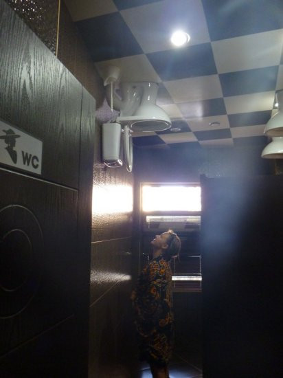 Kiến trúc đặc biệt của nhà hàng Up &amp; Down khiến du khách cảm thấy như đang ở ngoài vũ trụ.