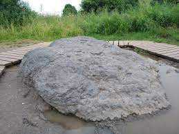 Người dân địa phương lưu truyền một số giai thoại về tảng đá màu xanh bí ẩn này. Theo truyền thuyết, nó được đặt tên là Tảng đá xanh biếc. Tảng đá từng nằm trên đỉnh một ngọn núi gần hồ Plescheevo.