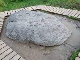 Vào một ngày nọ, tảng đá xanh biếc bị đẩy từ trên đỉnh núi xuống bờ hồ Plescheevo. Người dân địa phương cho rằng, tảng đá chứa sức mạnh siêu nhiên là khả năng chữa bệnh. Vì vậy, người dân bắt đầu tổ chức lễ hội, nhảy múa quanh tảng đá để cầu phúc.