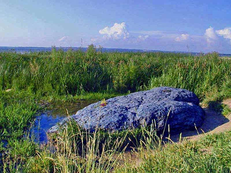 Trong nhiều năm, giới nghiên cứu nỗ lực giải mã làm thế nào mà tảng đá xanh biếc nặng khoảng 12 tấn có thể "di chuyển" từ đáy hồ lên bờ. Một giả thuyết cho rằng, tảng đá "biết đi" là nhờ thủy lưu mạnh của dòng sông chảy vào hồ.