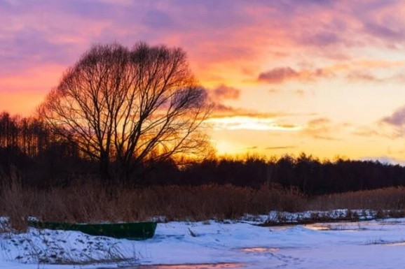 Hồ nước Plescheevo nằm gần thành phố Pereslavl-Zaleski, Nga là một địa điểm hấp dẫn giới nghiên cứu khi tồn tại một tảng đá màu xanh bí ẩn.