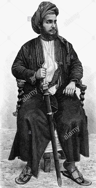 Vì vậy, Anh đã gửi cho Khalid (trong ảnh) một tối hậu thư, yêu cầu từ chức và rời khỏi cung điện. Tuy nhiên, Khalid chỉ huy cấm vệ quân cố thủ bên trong cung điện. Khi tối hậu thư hết hạn, Anh đã điều 3 tuần dương hạm, 2 pháo hạm, 150 lính thủy quân lục chiến và thủy thủ, cùng 900 binh sĩ Zanzibar tại khu vực cảng.