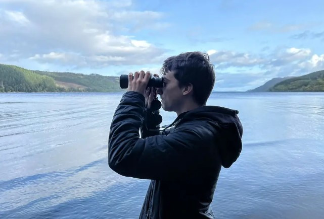 Anh Sash cho hay đã hoảng hốt, bối rối và không thể tin được vào mắt mình khi nhìn thấy sinh vật bí ẩn to bằng chiếc xe bus 2 tầng trồi lên giữa hồ Loch Ness.