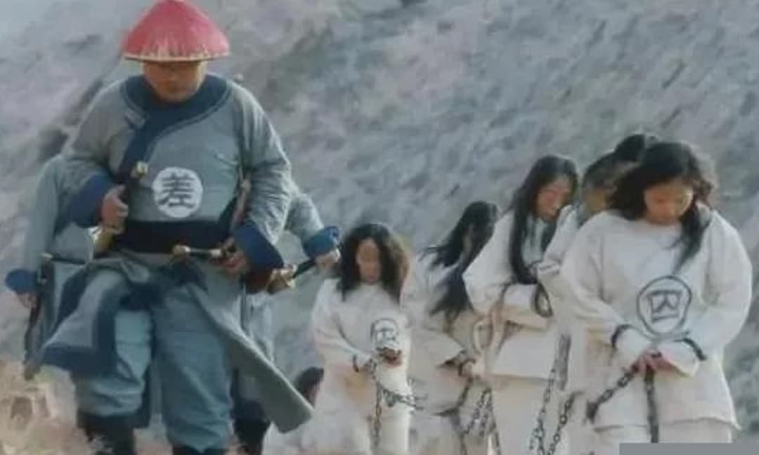 Ở Trung Quốc thời phong kiến, lưu đày là một trong những hình phạt nghiêm khắc dành cho những tội phạm nghiêm trọng. Các nha dịch, binh lính cấp thấp sẽ chịu trách nhiệm áp giải, giám sát tù nhân trên suốt đường đi cho tới nơi lưu đày. Một sự thật khó tin là dù công việc này vô cùng vất vả nhưng nha dịch lại tranh nhau áp giải nữ tù nhân.