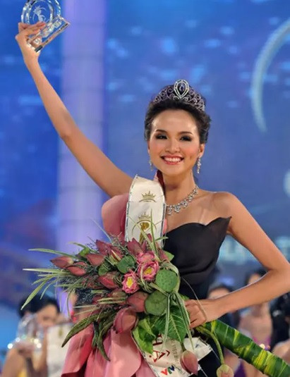 Hoa hau khong man ma Vbiz, lan dan du duong, hien sang Canada lap nghiep