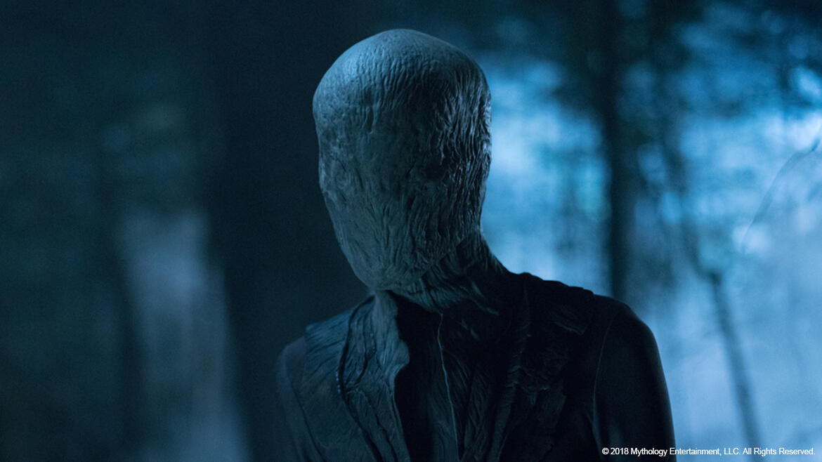 Hình ảnh Slender Man xuất hiện vào năm 2009 khi một website tổ chức cuộc thi photoshop yêu cầu người dùng sẽ thử thách chụp những bức ảnh bình thường và chỉnh sửa thêm những chi tiết huyền bí vào để chúng trở nên đáng sợ hơn.