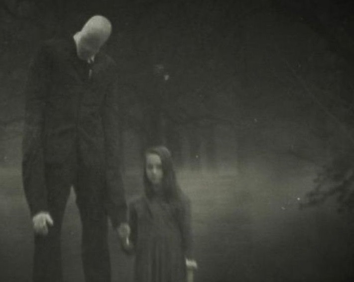 Tham gia cuộc thi này, thí sinh tên Eric Knudsen đã thiết kế ra Slender Man và được mọi người đón nhận rộng rãi trên Internet. Từ đây, những câu chuyện về Slender Man được lan truyền trên mạng. Trong đó, một truyền thuyết kể rằng, quái vật này dẫn dụ trẻ em vào rừng rồi ra lệnh cho họ giết người khác.