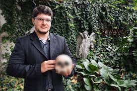 Để ước đoán gương mặt, họa sĩ pháp y sử dụng bản chụp cắt lớp vi tính (CT) có sẵn của hộp sọ rồi nhập kết quả đo dọc theo mặt phẳng nằm ngang Frankfort (đường chạy từ đáy hốc mắt tới đỉnh lỗ tai) dựa trên hộp sọ lấy từ một cơ sở dữ liệu người hiến tặng.