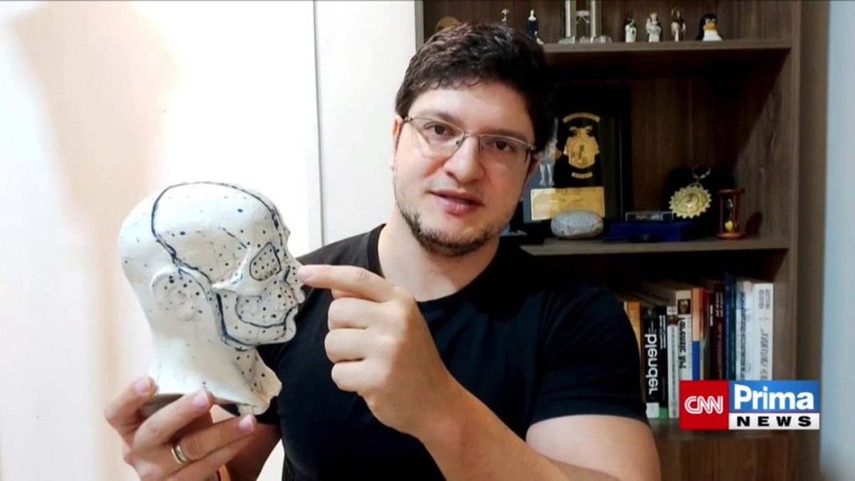 Nhóm chuyên gia làm nổi bật ảnh phục dựng để trông sống động hơn thông qua thêm vào chi tiết như da và tóc.