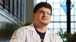 Những dữ liệu này cung cấp cho nhóm nghiên cứu bộ khung cần thiết để tạo ra hình dáng gương mặt. Tiếp theo, các chuyên gia sử dụng các điểm đánh dấu độ dày mô mềm ở người hiến tạng còn sống để xây dựng lớp da và cơ của "ông già".