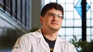 Những dữ liệu này cung cấp cho nhóm nghiên cứu bộ khung cần thiết để tạo ra hình dáng gương mặt. Tiếp theo, các chuyên gia sử dụng các điểm đánh dấu độ dày mô mềm ở người hiến tạng còn sống để xây dựng lớp da và cơ của "ông già".