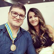 Dù đây không phải lần đầu tiên các họa sĩ tìm cách mô phỏng gương mặt của người Neanderthal nhưng những hình ảnh phục dựng không chính xác trước đây cho hình ảnh giống loài linh trưởng như bức tranh năm 1909 của họa sĩ người Czech František Kupka.