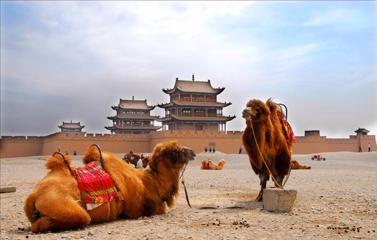 Liên quan đến bí ẩn này, một truyền thuyết được lưu truyền trong dân gian kể về "lai lịch" của viên gạch tại Gia Dục quan. Tương truyền, một người đàn ông tên là Dị Khai Chiêm sống vào thời nhà Minh (1368 - 1644) là kiến trúc sư rất giỏi về số học.