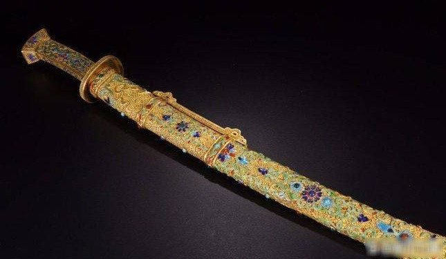 Sau nhiều năm, thanh kiếm bằng vàng thuộc sở hữu của một lão nông họ Trần - hậu duệ của người cận vệ trên. Vì tò mò giá trị của thanh kiếm nên ông đã đến bảo tàng địa phương để nhờ các chuyên gia thẩm định.