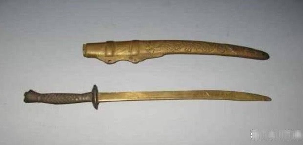 Theo đó, các chuyên gia tỉ mỉ kiểm tra thanh kiếm và xác định đó đúng là bảo vật có từ thời nhà Thanh và giá trị khoảng 5 triệu Nhân dân tệ. Do vậy, họ hy vọng ông Trần có thể tặng thanh bảo kiếm quý giá cho đất nước để nó được trưng bày trong bảo tàng, góp phần bảo vệ di tích, di sản.