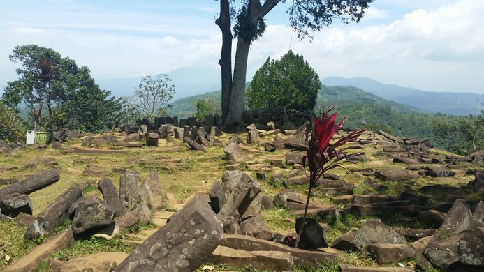 Khi kiểm tra bên trong kim tự tháp Gunung Padang, các nhà nghiên cứu phát hiện dấu tích của những hốc sâu và căn phòng bí mật được ẩn giấu dựa trên sóng địa chấn. Hiện các nhà khoa học vẫn chưa thể giải mã mục đích người xưa xây kim tự tháp Gunung Padang.