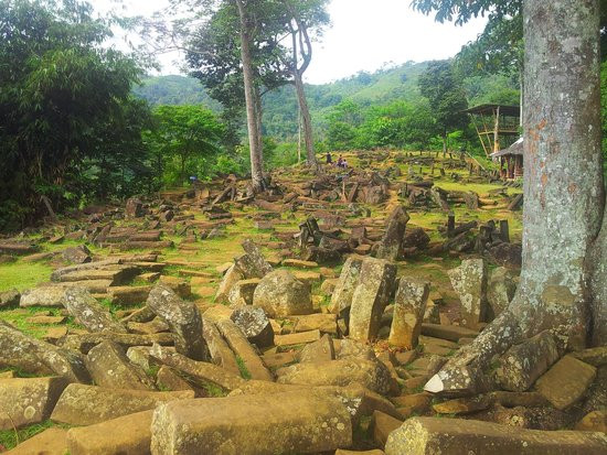 Khoảng 1.000 năm sau, trong giai đoạn giữa năm 6000 trước Công nguyên đến 5500 trước Công nguyên, các thợ xây tới Gunung Padang và xây dựng Cụm 2. Những người thợ xây Cụm 1 trong giai đoạn cuối cùng là vào khoảng năm 2000 trước Công nguyên cho đến năm 1100 trước Công nguyên.