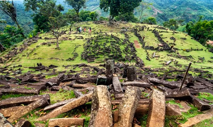  Kim tự tháp Gunung Padang mới được các chuyên gia tìm thấy bên dưới lòng đất, tại một sườn đồi trên đảo Tây Java, Indonesia. Theo họ, Gunung Padang có niên đại vượt xa những công trình lâu đời nổi tiếng như bãi đá cổ Stonehenge của Anh hay kim tự tháp Giza của Ai Cập. Điều này giúp kim tự tháp Gunung Padang trở thành công trình cổ xưa nhất do con người xây dựng.