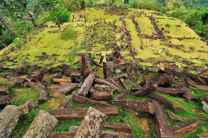 Cao 20 - 30m, công trình bắt đầu với Cụm 4. Chôn sâu bên trong ngọn núi, giai đoạn đầu tiên xây kim tự tháp nhiều khả năng bắt nguồn dưới dạng một đồi dung nham tự nhiên, được đục đẽo tỉ mỉ thành hình dạng hiện nay vào khoảng năm 25000 trước Công nguyên cho đến năm 14000 trước Công nguyên.