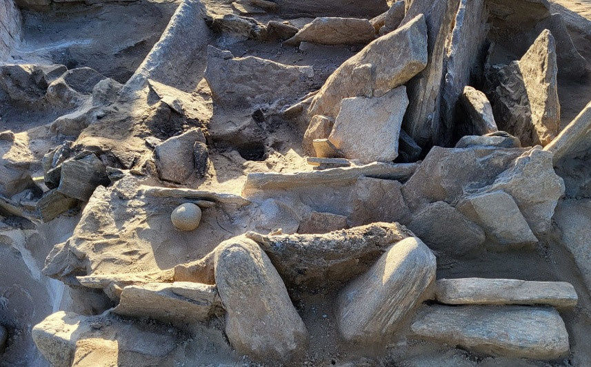 Kết quả kiểm tra niên đại bằng carbon cho thấy, ngôi mộ cổ này được tạo ra vào khoảng năm 2140 trước Công nguyên đến năm 2000 trước Công nguyên.