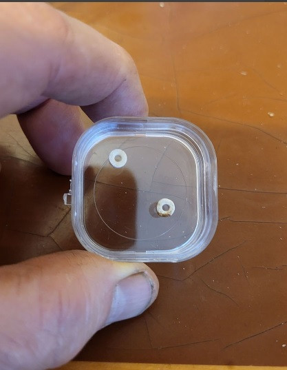 Nhóm nghiên cứu phát hiện có 2 bộ hài cốt đã được chuyển sang một bên để mai táng những người khác.