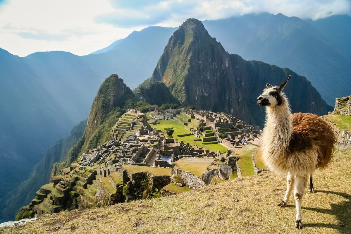Một thành tựu quan trọng khác của người Inca khiến hậu thế thán phục là cách xây Machu Picchu trên hai đường đứt gãy. Theo các chuyên gia, một số đường nứt chạy theo hướng tây bắc - đông nam trong khi vài đường nứt khác có hướng tây bắc - tây nam. Ở giữa, nơi hai đường nứt lớn giao nhau theo hình chữ X chính là thánh địa Machu Picchu.