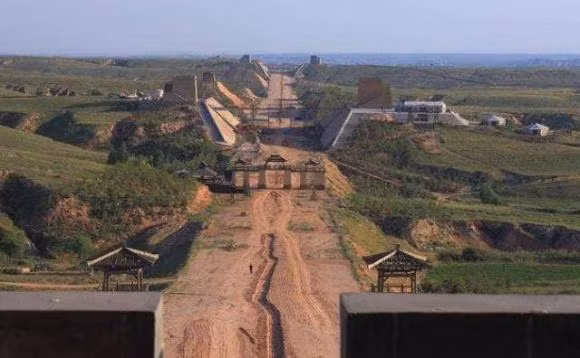 Theo các nhà nghiên cứu, Tần Thủy Hoàng đặt ra yêu cầu rất cao đối với Đường Tần Chí. Đó là mạng lưới đường sá không chỉ rộng và bằng phẳng mà còn đáp ứng các tiêu chí gồm: đất không được mềm, cỏ không thể mọc lên vào những ngày mưa.