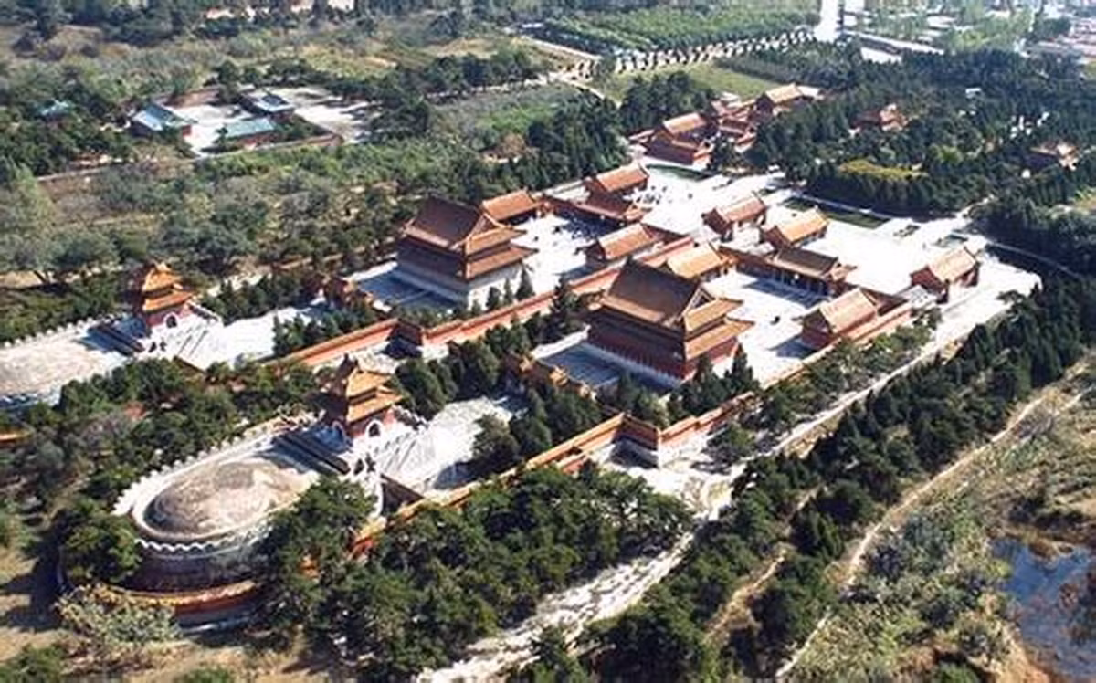 Trong số đó, vụ trộm mộ nổi tiếng nhất ở Thanh Cảnh Lăng là do Tôn Điện Anh gây ra năm 1928. Theo đó, chúng đã vơ vét vô số bảo vật quý giá tại nơi an nghỉ ngàn thu của ông hoàng này.