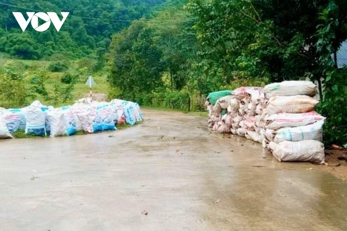 Vung trung Quang Binh ung pho mua lon, dua xe len cau de tranh lu-Hinh-3