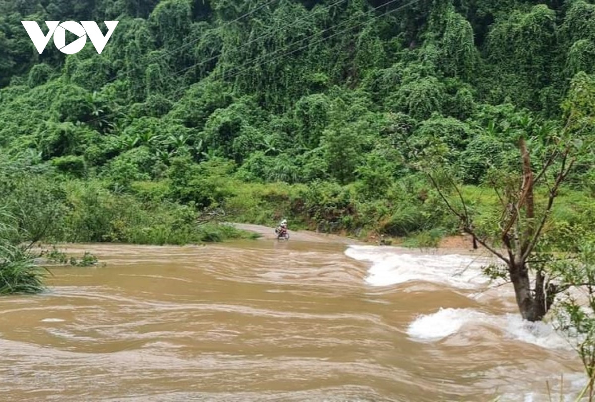 Vung trung Quang Binh ung pho mua lon, dua xe len cau de tranh lu