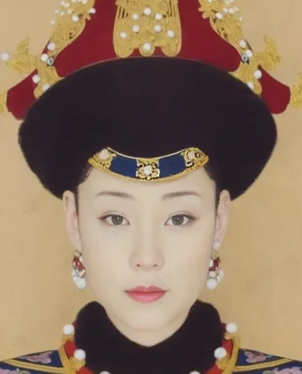 Năm 1735, Cách Cách Tô thị hạ sinh cho Bảo Thân Vương Hoằng Lịch một con trai là tam A ca Vĩnh Chương. Cùng năm đó, Hoằng Lịch đăng cơ lên ngôi vua lấy hiệu là Càn Long Đế. Sau đó, ông sắc phong cho các phi tần và Cách Cách Tô thị được phong làm Thuần tần. Hai năm sau, Thuần tần tiếp tục được phong làm Thuần phi.