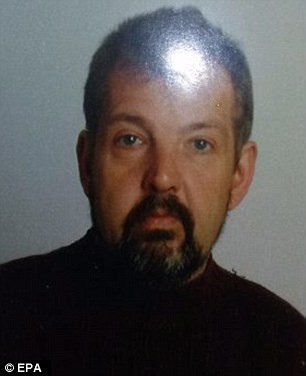 Theo các nhà điều tra, ông Manfred có thể qua đời sau khi lên một cơn đau tim hoặc đột quỵ. Họ không phát hiện dấu hiệu chấn thương ngoại lực.