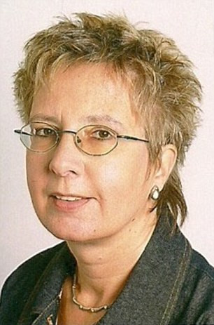 Bí ẩn này được các nhà điều tra làm sáng tỏ khi tìm cách liên lạc với gia đình của ông Manfred. Theo đó, họ biết được ông Manfred là một thủy thủ giàu kinh nghiệm. Ông từng có một gia đình hạnh phúc trước khi vợ (trong ảnh) qua đời vì bệnh ung thư vào năm 2010. Con gái của ông là Nina, lúc đó đang là thuyền trưởng trên một con tàu chở hàng.