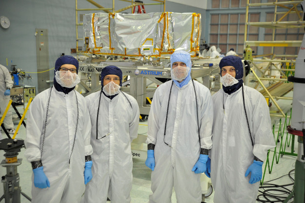 Môi trường vô tuyến trên Trái Đất rất "ồn". Việc phát sóng AM và FM, tín hiệu truyền hình, điện thoại di động, thậm chí lò vi sóng, tất cả đều tạo ra tần số vô tuyến (RF). Để mô phỏng môi trường RF tương đối tĩnh lặng của vũ trụ, các kỹ sư của NASA cần một cách để tách riêng ăngten khỏi mọi sóng vô tuyến khác trên Trái Đất khi thử nghiệm.