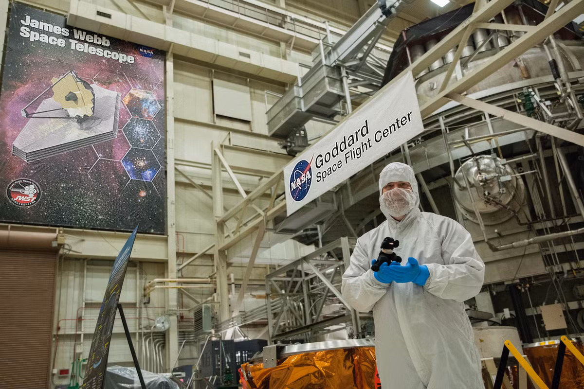 Giống như chuẩn bị các bài hát cho một album nhạc, tiếng ồn xung quanh mà microphone thu được có thể ảnh hưởng đến bản thu âm hoàn hảo. Điều tương tự cũng đúng với sóng vô tuyến khi các kỹ sư, chuyên gia muốn kiểm tra ăngten của tàu vũ trụ.