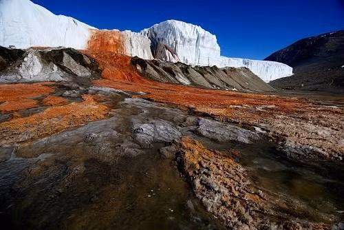 Dòng nước muối của "Thác Máu" có thể bắt nguồn từ một trữ lượng lớn nước muối tích bên dưới sông băng Taylor trong suốt hơn 1 triệu năm qua.