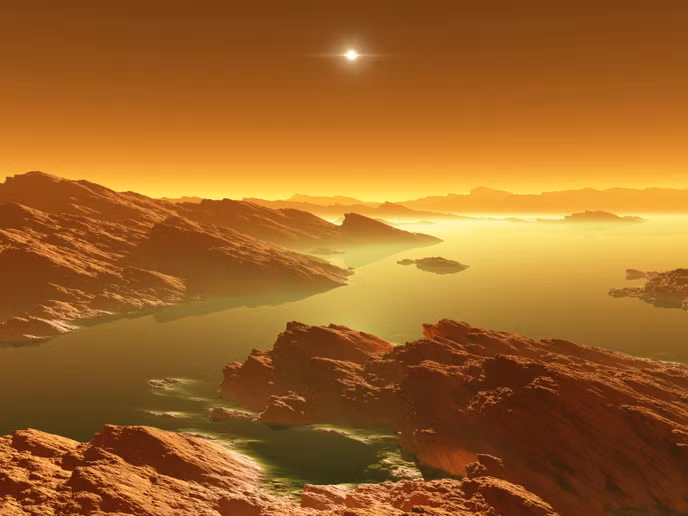 Tuy nhiên, không giống Trái Đất, bề mặt Mặt trăng Titan không có nước. Các hồ và đại dương ở trên Mặt trăng Titan chủ yếu được tạo thành từ sự kết hợp của các hợp chất gồm: etan, metan và hydrocarbon. Những hỗn hợp này tồn tại ở dạng lỏng.