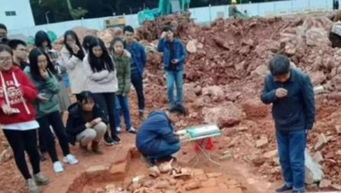 Chu Nguyên Chương (1328 - 1398) là hoàng đế sáng lập nhà Minh - triều đại cai trị Trung Quốc từ năm 1368 - 1644. Ngô thị là trắc phi của Ninh Tịnh vương Chu Thuật Quế.