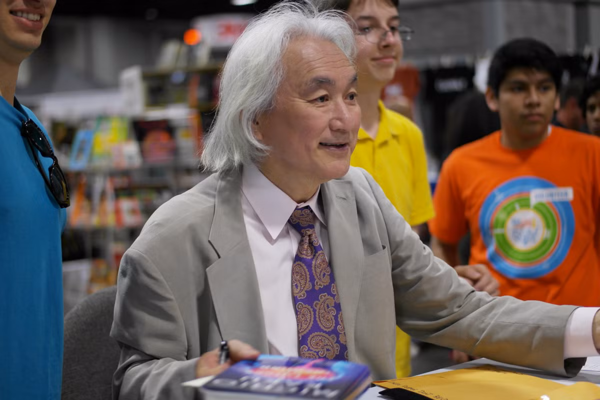 Tiếp đến, giáo sư Michio tiên đoán con người có thể dùng thang máy đi vào không gian sớm nhất là vào năm 2035 khi có đủ kinh phí.