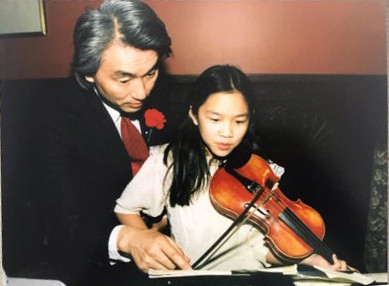 Tiếp đến, các chuyên gia trong tương lai có thể tạo ra các robot hình người giống hệt chúng ta rồi truyền dữ liệu ý thức của con người vào các cỗ máy hiện đại này.