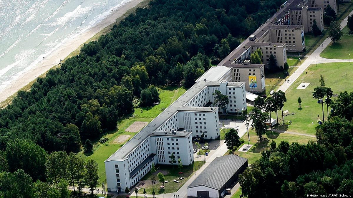 Theo lệnh của Hitler, các kiến trúc sư Đức quốc xã đã thiết kế khu nghỉ dưỡng Prora với 10.000 phòng. Toàn bộ phòng đều có view nhìn ra biển.