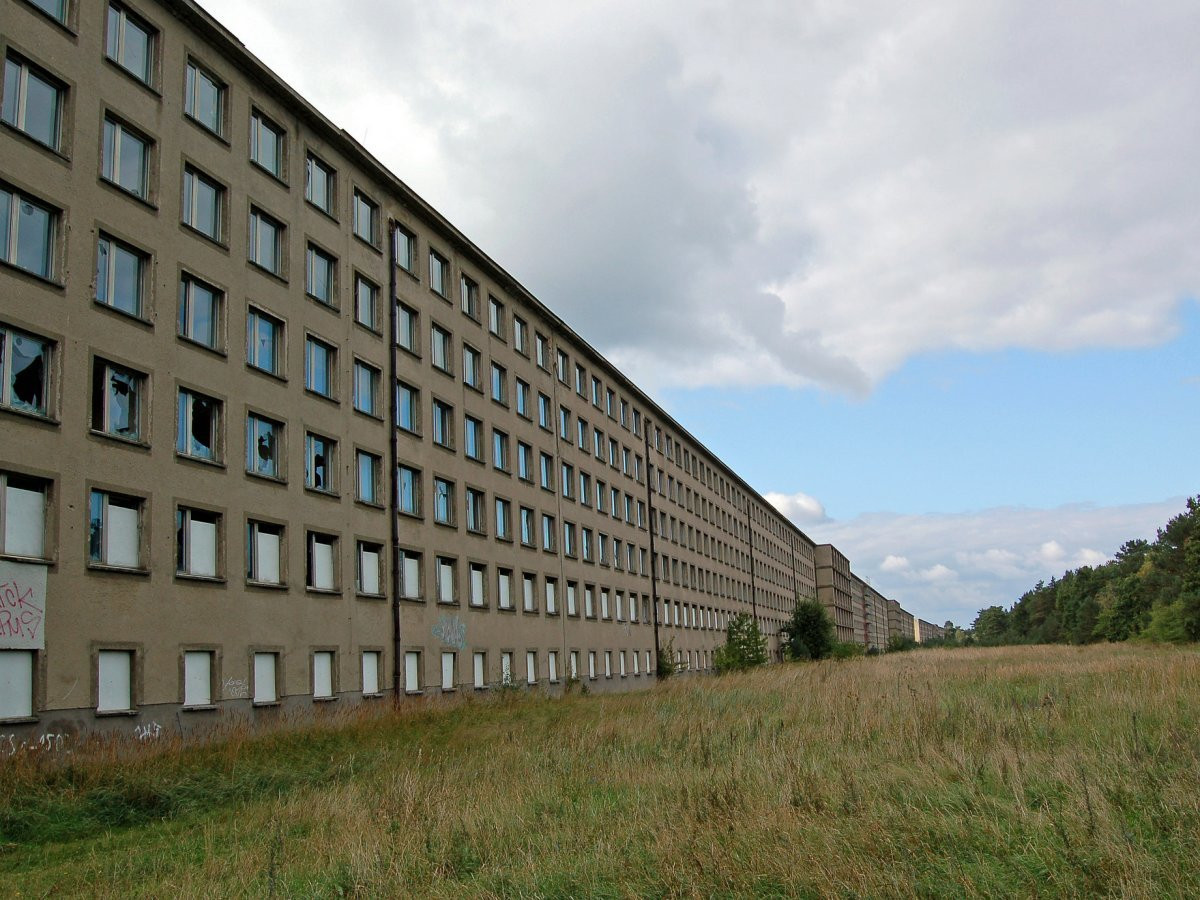 Địa điểm được Hitler và giới chức Đức quốc xã lựa chọn để xây dựng khu nghỉ dưỡng Prora là nằm bên bờ biển Baltic của đảo Rugen, Đức.