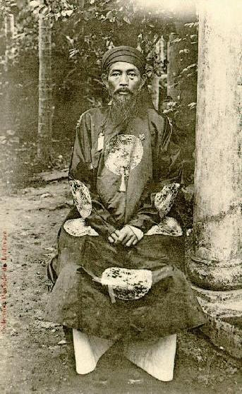 Dáng vẻ uy nghiêm, đĩnh đạc của một vị quan lớn tuổi của nhà Nguyễn.