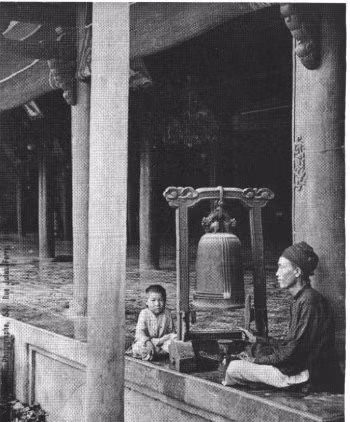 Người gác chuông trên lầu Ngọ Môn.