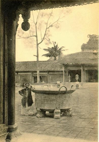 Cửu Đỉnh (9 đỉnh) đặt tại sân Thế Miếu trong Hoàng Thành. Được đúc từ cuối năm 1835, Cửu Đỉnh hoàn thành vào đầu năm 1837.