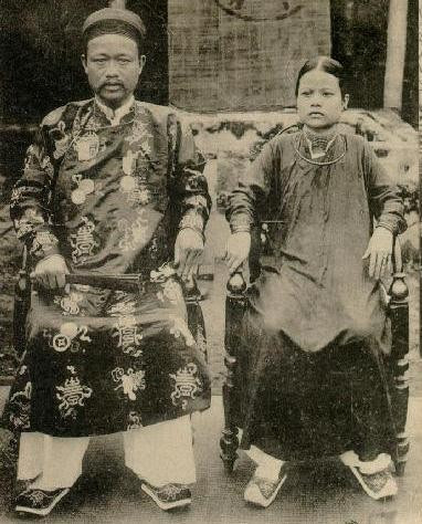 Hình ảnh vợ chồng một vị quan nhà Nguyễn mặc trang phục truyền thống thể hiện quyền lực và giàu có.