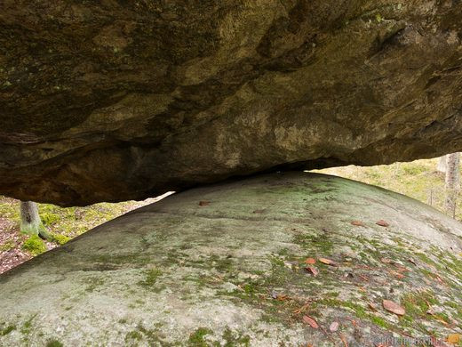 Một số giai thoại được lưu truyền ở Phần Lan kể rằng, hòn đá Kummakivi là "tác phẩm" của những người khổng lồ. Họ có sức mạnh phi thường nên có thể dễ dàng ném những tảng đá lớn và tạo ra cảnh tượng ngoạn mục như chúng ta thấy ngày nay.