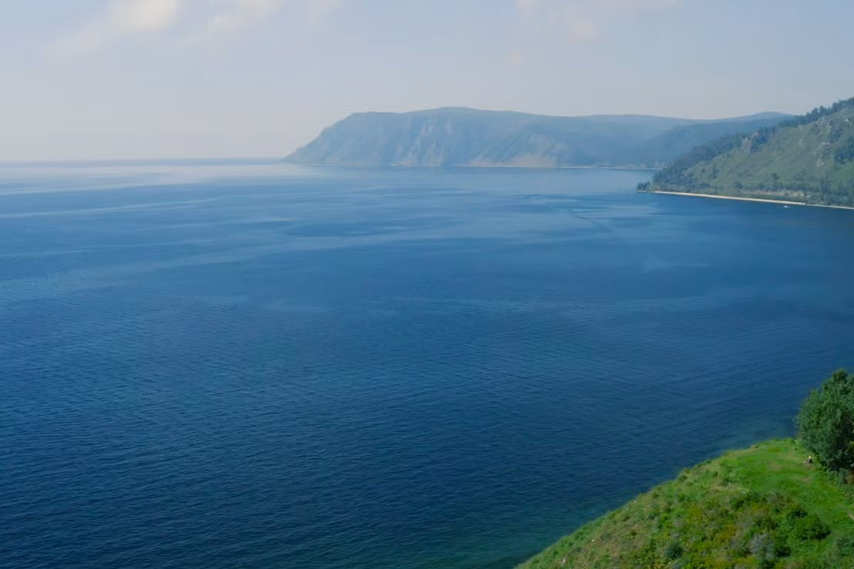 Dài gần 640 km, rộng hơn 80 km, hồ Baikal chứa 20% tổng trữ lượng nước ngọt trên Trái Đất. Trữ lượng nước của hồ lên tới 23 tỉ m3.