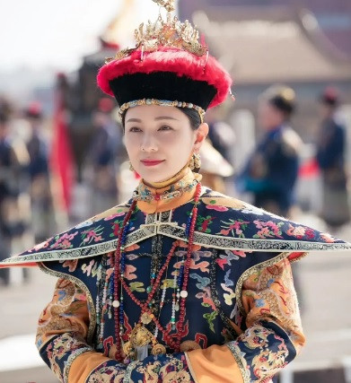 Đến năm 1744, Thuần phi hạ sinh thêm cho vua Càn Long một tiểu hoàng tử nữa là lục A ca Vĩnh Dung. Đến năm 1745, nhà vua tấn thăng Thuần phi thành Thuần Quý phi. Tiếp đến, Thuần Quý phi hạ sinh thêm một cách cách cho vua Càn Long, được gọi là Hòa Thạc Hòa Gia Công Chúa.