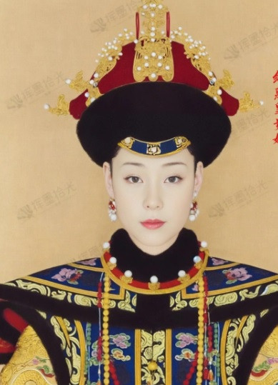 Sinh năm 1713, Thuần Huệ hoàng quý phi có gốc là họ Tô, không rõ tên thật và lớn lên trong một gia đình bình thường ở Tô Châu. Khi đến tuổi trưởng thành, bà bước chân vào Tiềm Để để làm Cách Cách của Bảo Thân Vương Hoằng Lịch - con trai thứ tư của Thanh Thế Tông Ung Chính Đế.